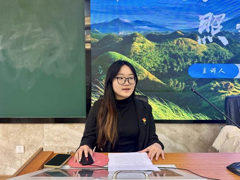 图二 主讲人进行主题讲话